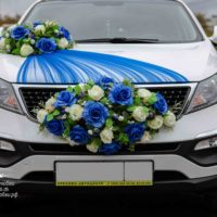 свадебное украшение машины в синем цвете